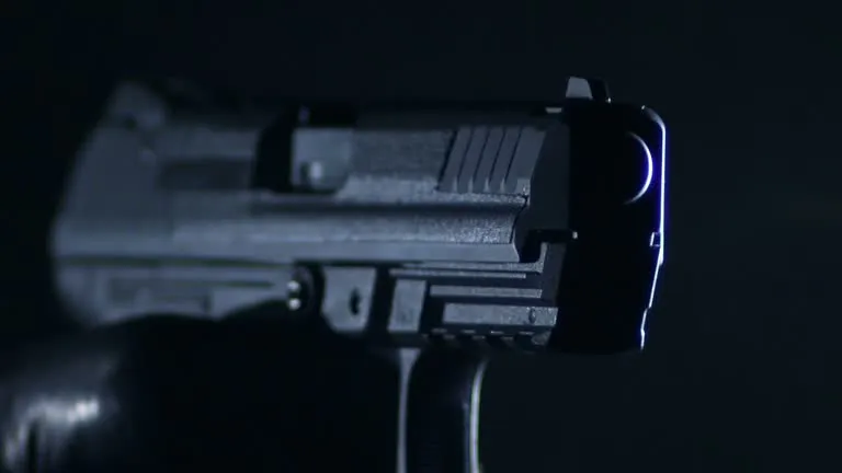 Adolescente mata pais e irmão, de 3 anos, por ter sido “contrariado”