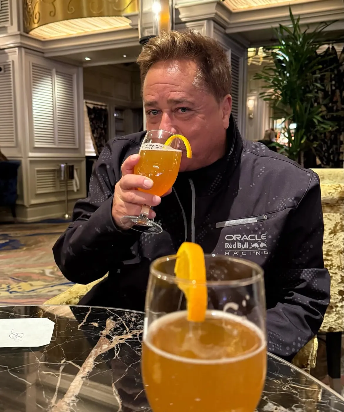 Vídeo: Cantor Leonardo tem crise de riso durante entrevista ao ver boca de repórter