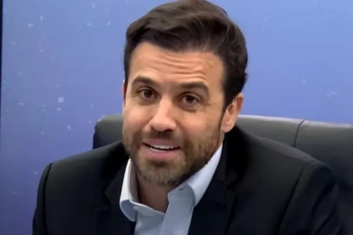 Réu por colocar vidas em risco, Pablo Marçal leva grupo com mais de 200 pessoas para Israel