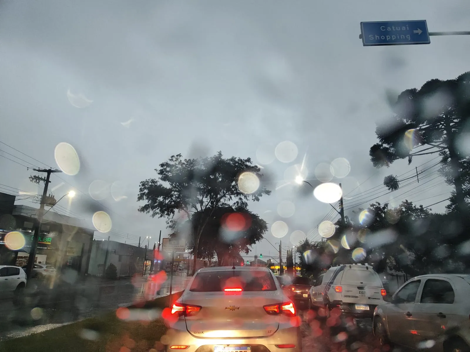 Chuva intensa e ventos fortes mudam o cenário em Cascavel nesta quinta-feira (26)