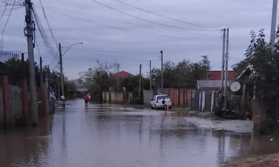 Vulnerável a cheias, ilha de Porto Alegre é atingida por chuvas