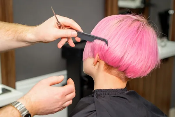 Constrangimento de vendedor por causa do cabelo rosa resulta em indenização em Curitiba