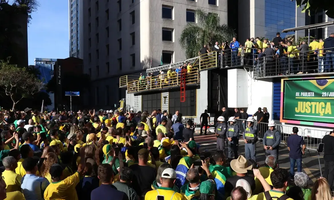 Ato em SP reúne apoiadores de Bolsonaro contra julgamento no STF