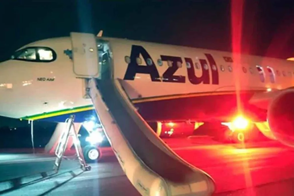 Passageiros evacuaram avião Airbus A320neo da Azul com motores ainda em funcionamento