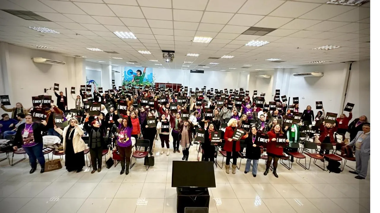 Professoras de Curitiba aprovam estado de greve por progressão na carreira