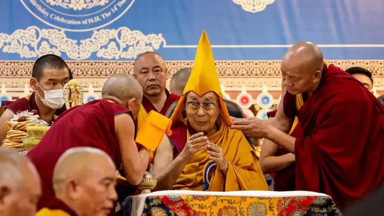 Dalai Lama celebra 90 anos e relança debate sobre sua sucessão