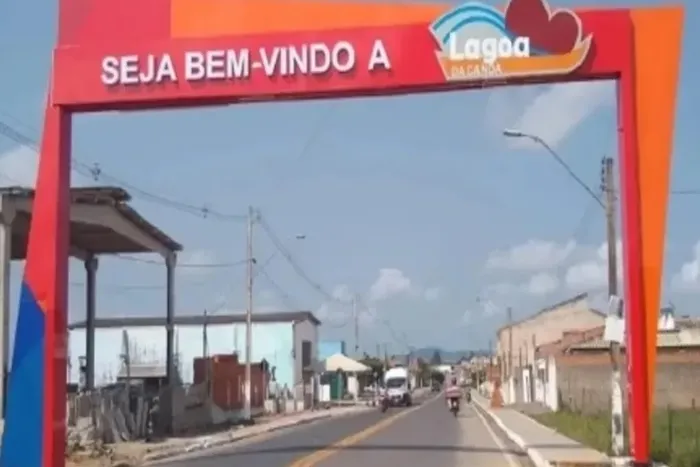 Homem tropeça em cachorro, cai em asfalto e morre atropelado