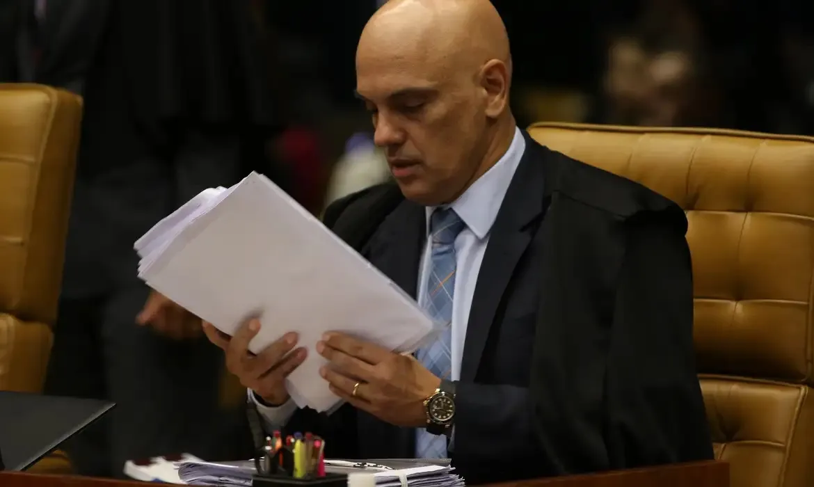 Moraes decide não prender Bolsonaro por descumprimento de cautelar e libera entrevistas do ex-presidente