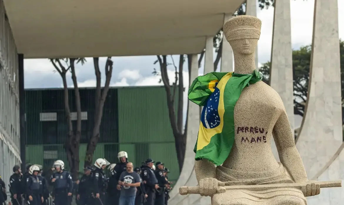 Moraes autoriza assistência religiosa para mulher que pichou estátua