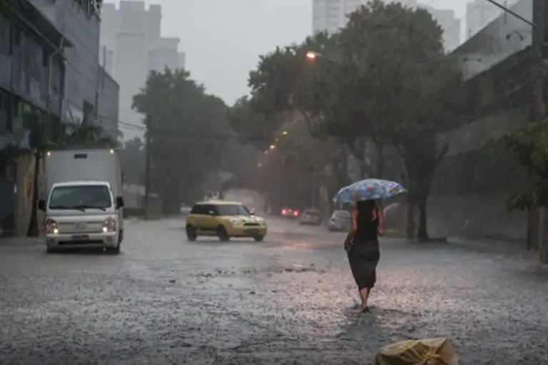 Risco de temporais em cinco estados e geada na serra: confira a previsão de hoje