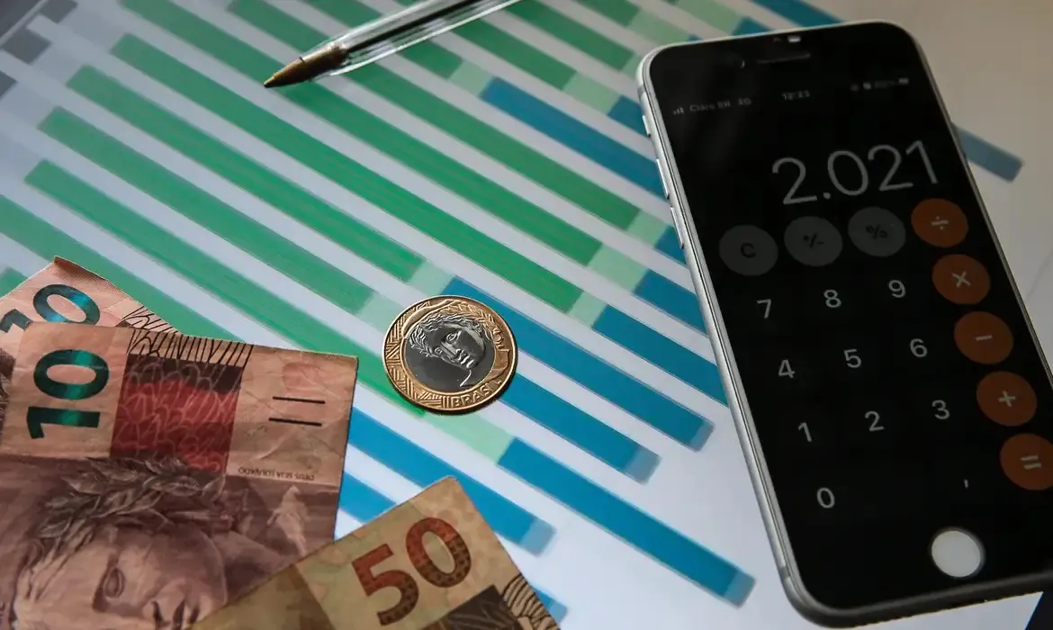 Mercado financeiro reduz previsão da inflação para 5,18%