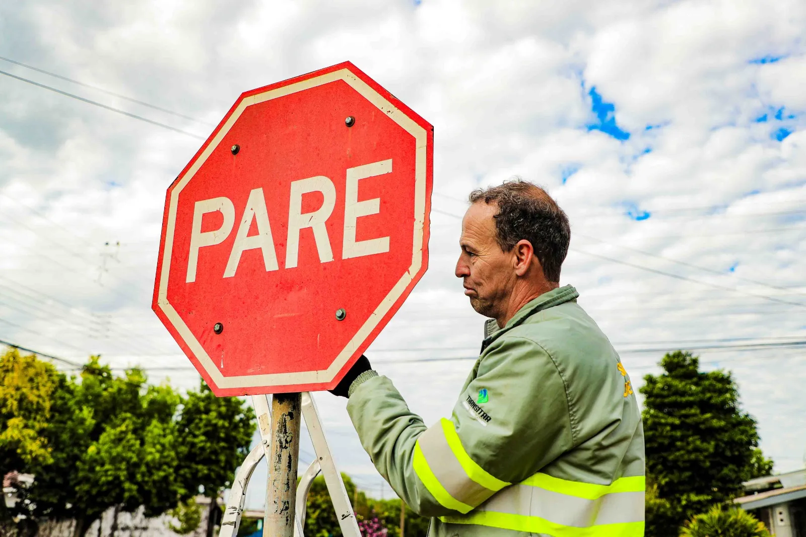 Transitar substitui mais de 400 placas de trânsito e investe em revitalização da sinalização horizontal em bairros de Cascavel