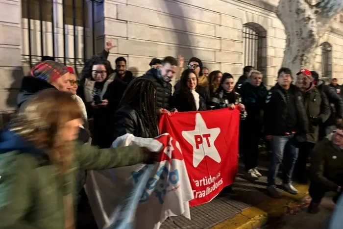 Lula é recebido com festa por apoiadores ao chegar para a Cúpula do Mercosul