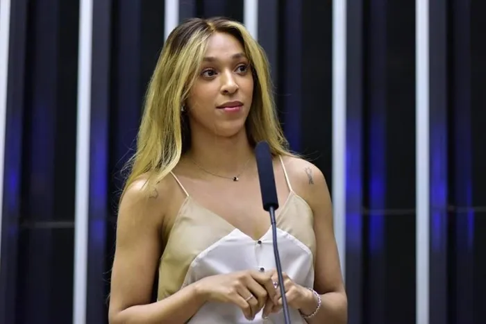 Pastor é indiciado por crime de homotransfobia contra Erika Hilton