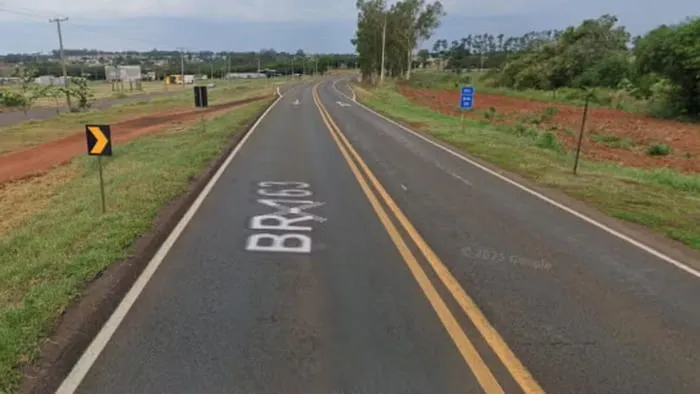 Motorista suspeita de animal caído, para carro e encontra homem morto