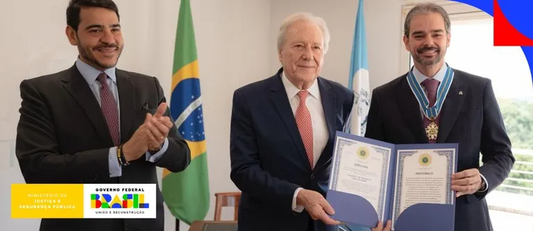 Lewandowski concede a Valdecy Urquiza Medalha de Ordem do Mérito do MJSP