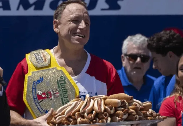 Homem come 70 cachorros-quentes em 10 minutos