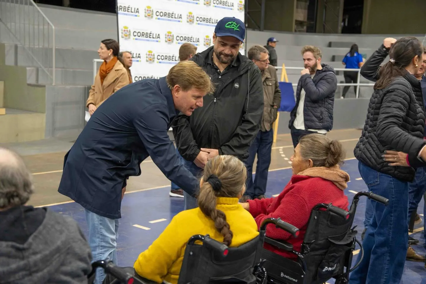 Deputado Nelsinho Padovani entrega cadeiras de rodas motorizadas em Corbélia