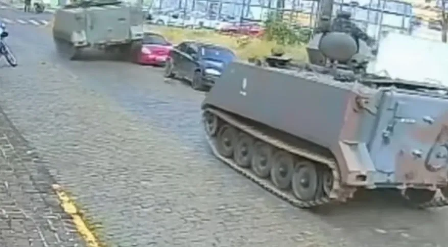 Tanque do Exército passa por cima de carro estacionado  no Paraná