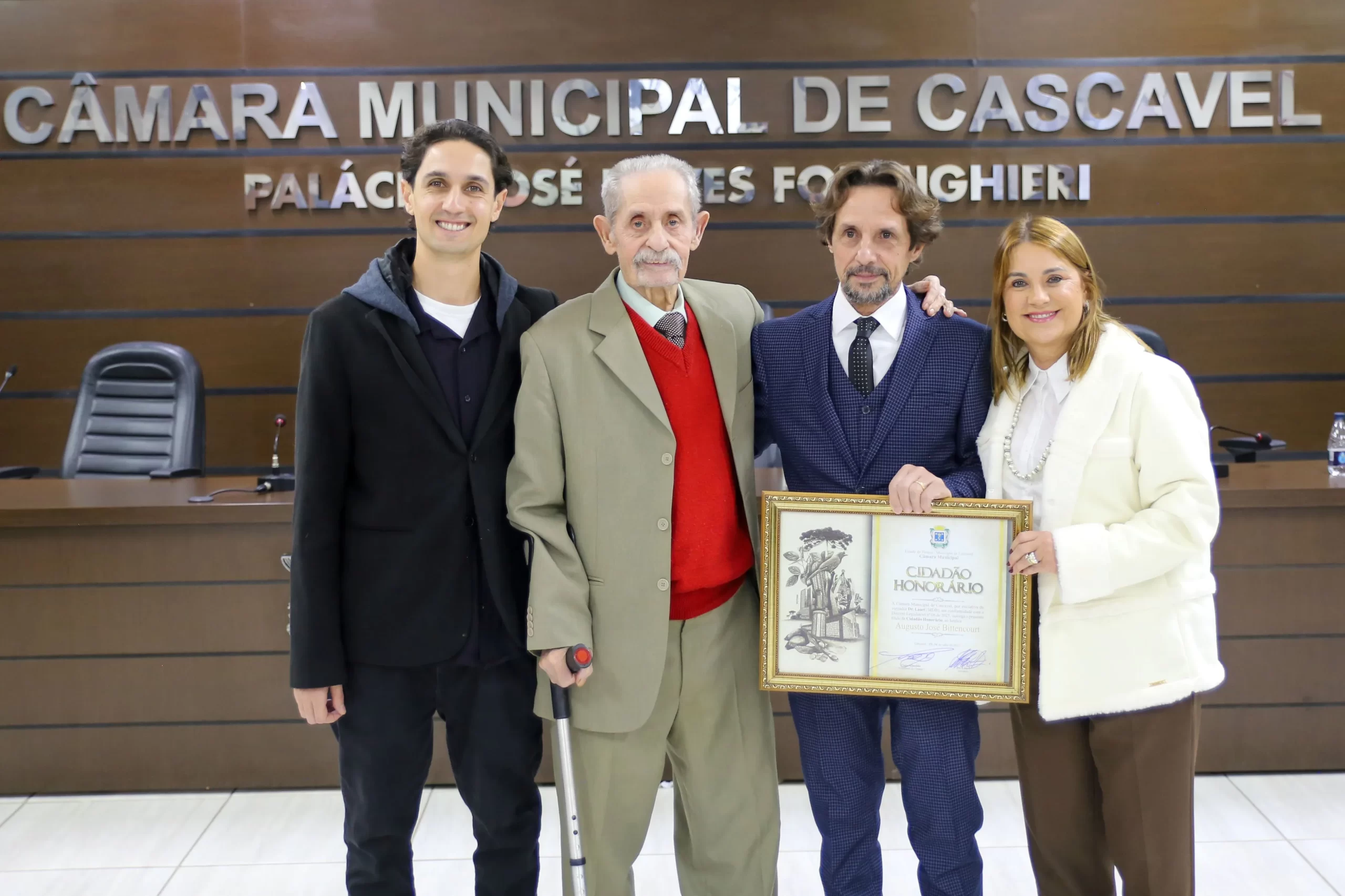 Augusto Bittencourt recebe título de cidadão honorário