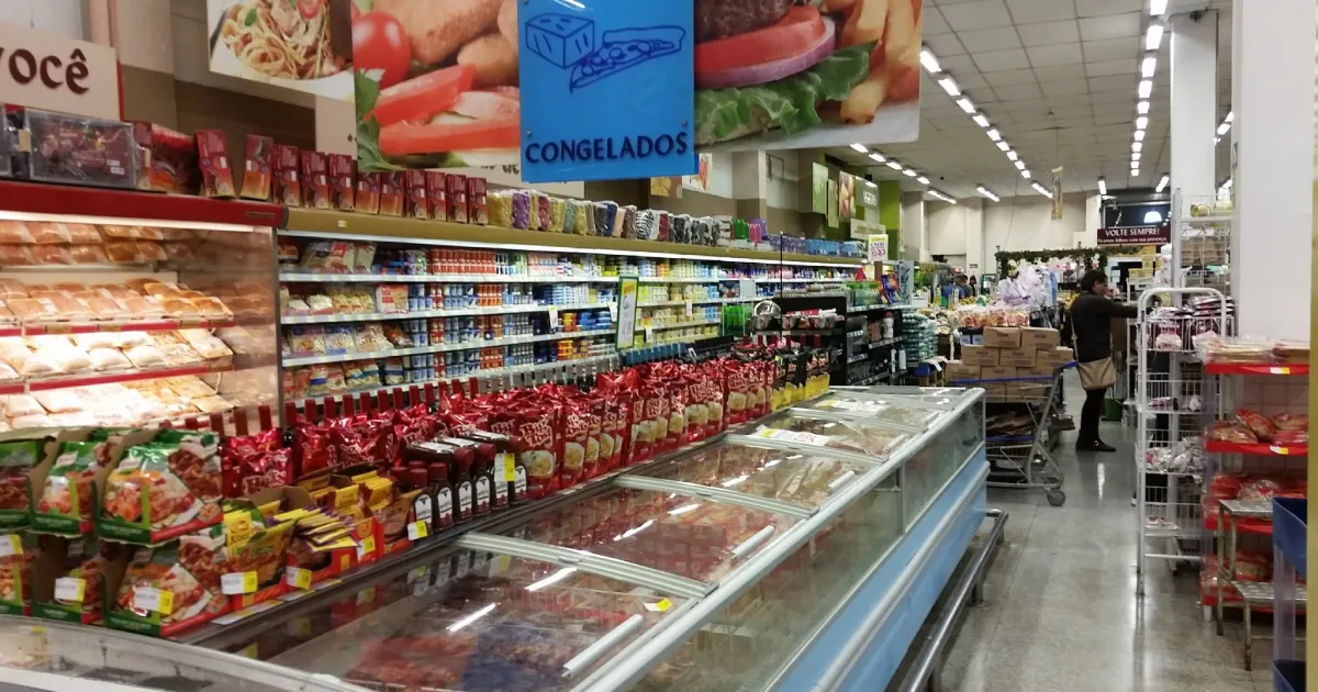 Brasileiro compra mais alimentos no supermercado que na feira. Por que isso é um problema?