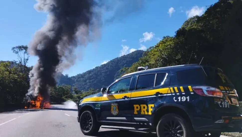 Ônibus da Viação Graciosa pega fogo na BR-277 em Morretes; ninguém ficou ferido
