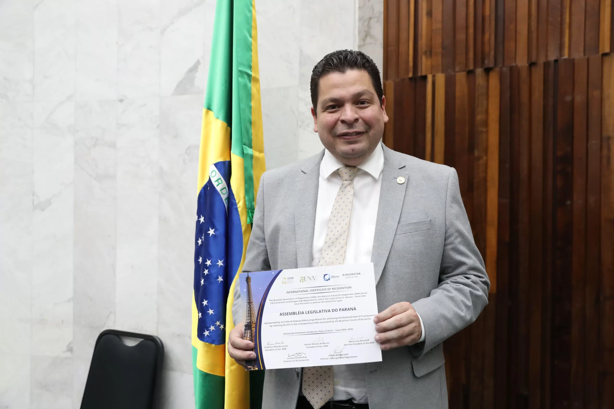 Assembleia Legislativa do Paraná é homenageada na França pelo Selo Diamante de Transparência