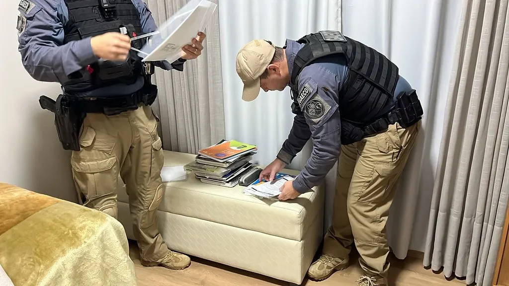 Operação Dinheiro Fácil: Gaeco prende três pessoas e faz buscas no Sudoeste por tráfico de celulares em penitenciária