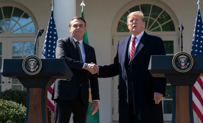 Oposição emplaca #ParabénsLula após tarifa de Trump contra Brasil