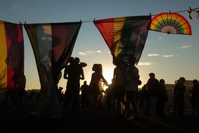 Dono de bar é indiciado por homofobia após barrar cliente de saia
