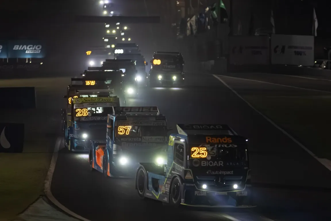 Histórica, primeira corrida noturna da Copa Truck Petrobras tem vitórias de Beto Monteiro e Hugo Cibien em Cascavel