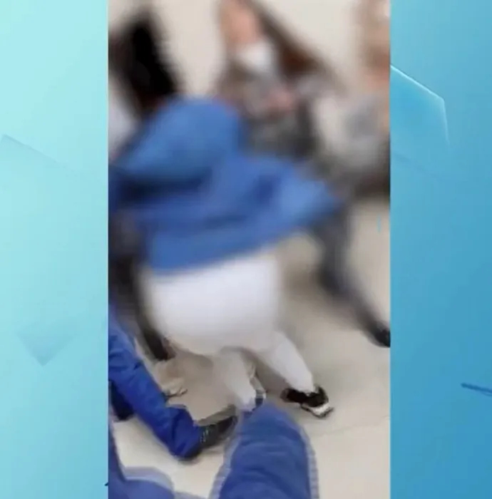 Lutadora dá surra em ficante do pai, no velório da mãe