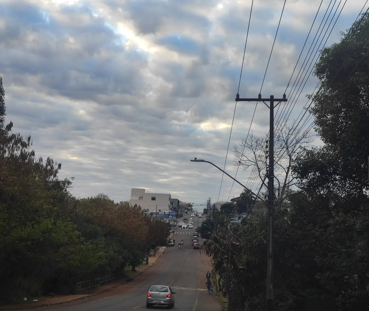 Cascavel amanhece nublada e se prepara para chegada de frente fria