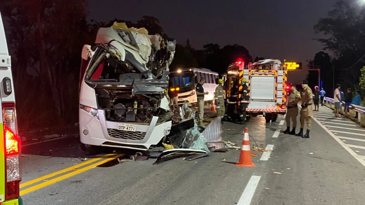 Acidente entre caminhão, ônibus e micro-ônibus deixa ao menos cinco mortos