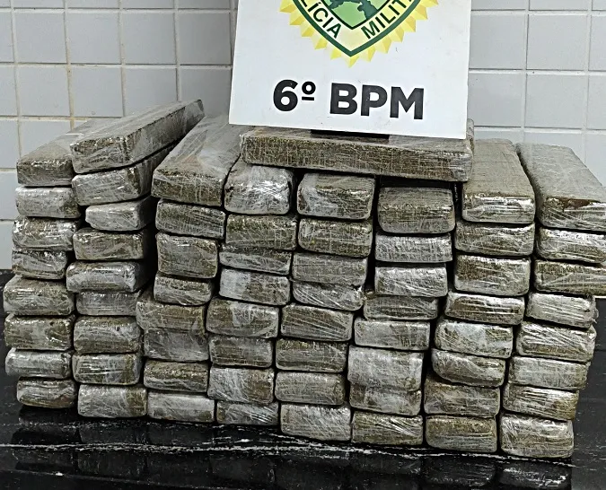 Polícia apreende 50 kg de maconha em abordagem a veículo de aplicativo em Cascavel