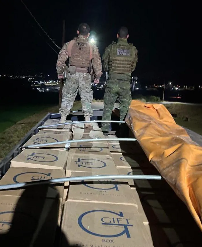 PRF e BPFRON apreendem caminhão com carga de cigarros contrabandeados