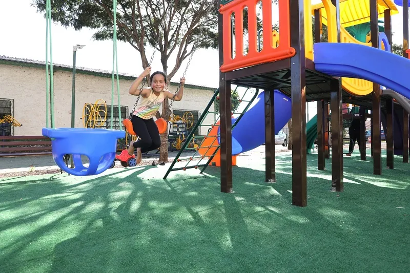 Prefeitura instala novos parquinhos e garante lazer e bem-estar para famílias em Cascavel