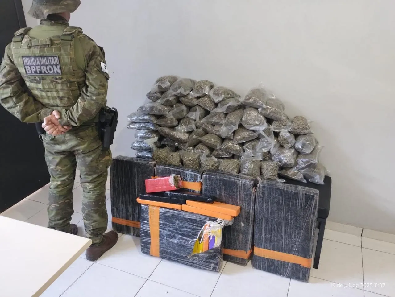 BPFRON apreende veículo abandonado com mais de 110 kg de maconha em Francisco Beltrão