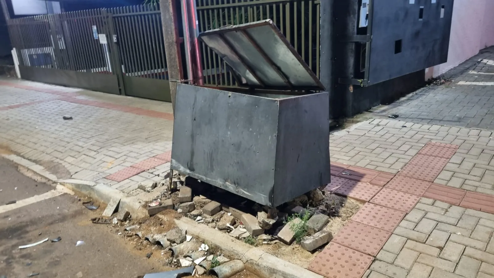 Motorista embriagado colide com dois carros e lixeira em Cascavel e é preso pela PM