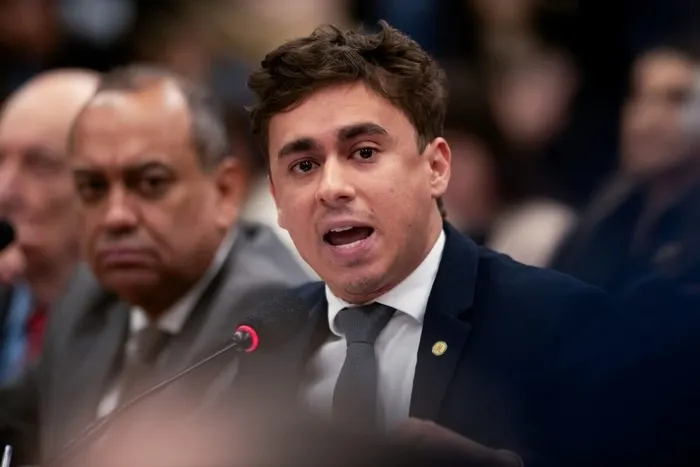 Nikolas reage à decisão de Moraes que ameaça levar Bolsonaro à prisão