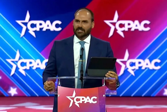 Eduardo Bolsonaro compara Lula a “bêbado na rua” durante live com bolsonarista Paulo Figueiredo