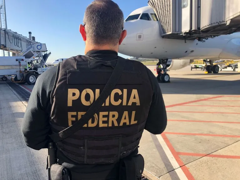 PF registra chegada de mais de mil deportados dos EUA com 30 presos no Aeroporto de Fortaleza