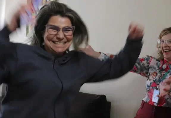 De desconfiança à alegria: zeladora recebe prêmio de R$ 100 mil do Nota Paraná em casa