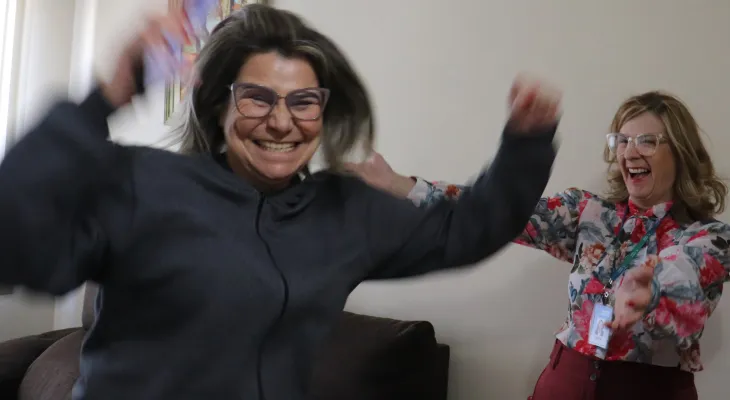 De desconfiança à alegria: zeladora recebe prêmio de R$ 100 mil do Nota Paraná em casa