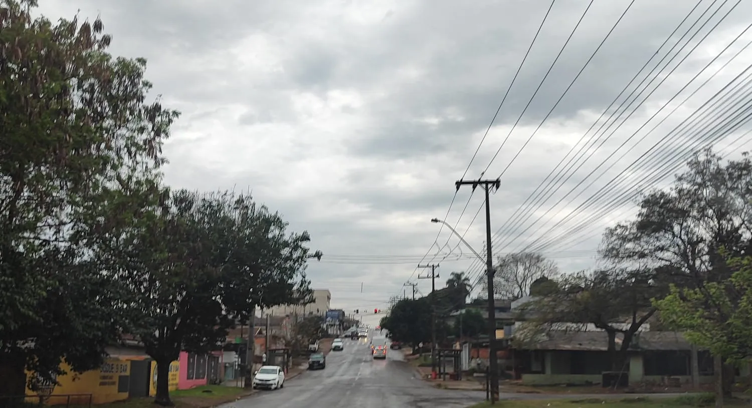Chuva, frio e vento dominam a quinta-feira em Cascavel