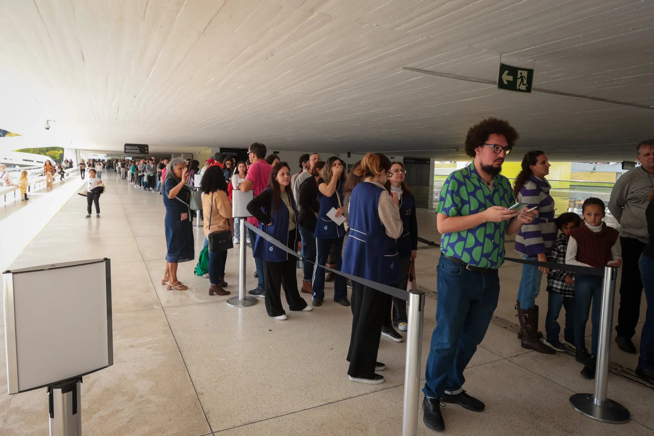 Férias no MON: primeiro dia do horário estendido atrai nova multidão ao museu