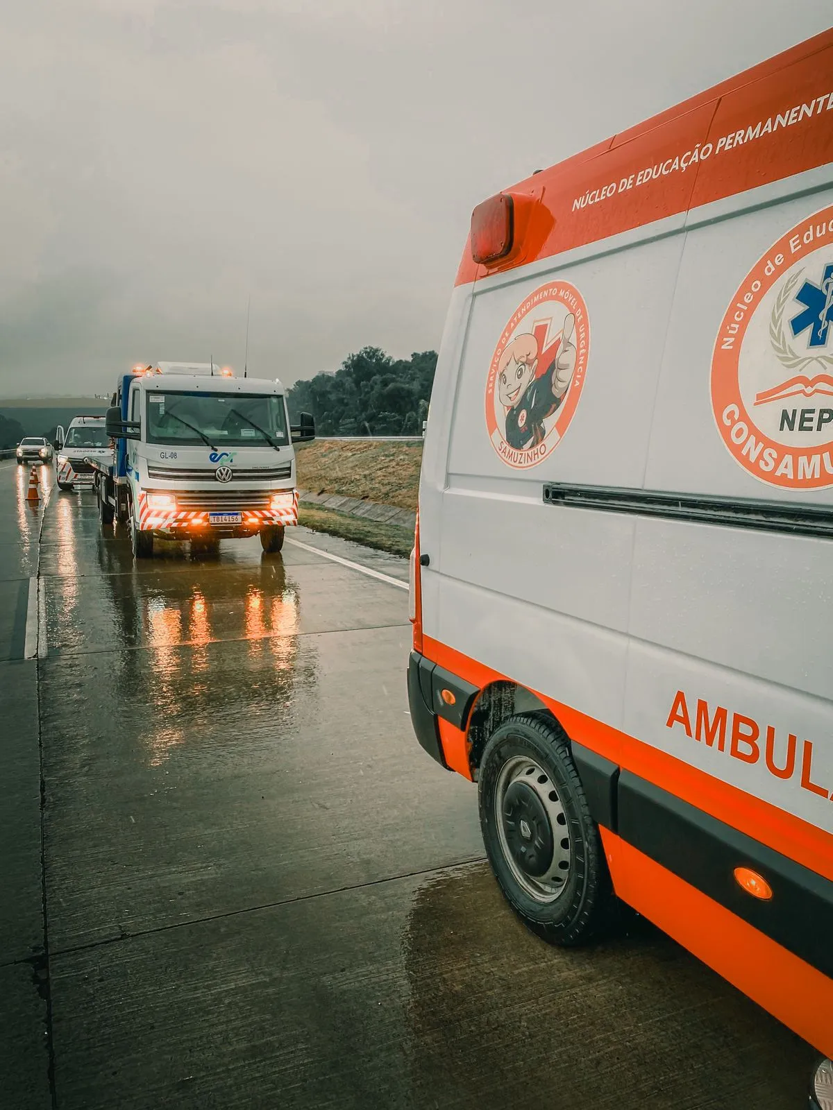 Retornando de Santa Lúcia, a equipe do Samuzinho auxilia em acidente na rodovia