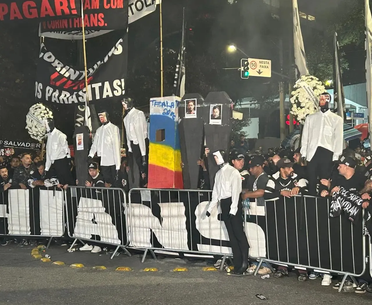 Torcedores do Corinthians ‘enterram’ ex-presidentes em protesto no Parque São Jorge