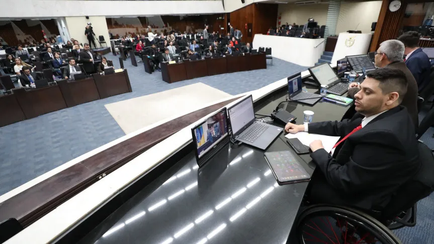 Mais de 60 projetos de lei são apreciados no primeiro dia de sessões plenárias do Parlamento Universitário