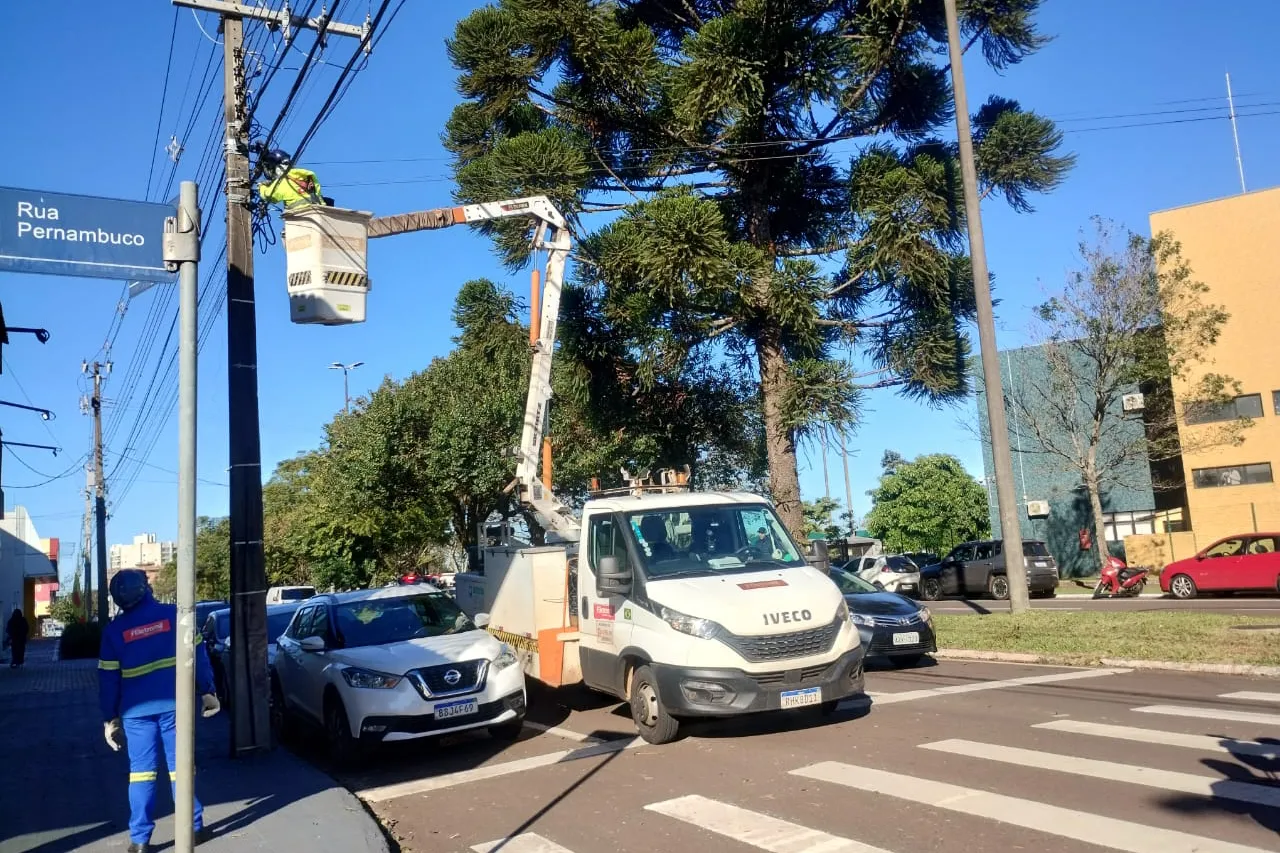 Copel fiscaliza organização de cabos de telecom na Avenida Assunção, em Cascavel